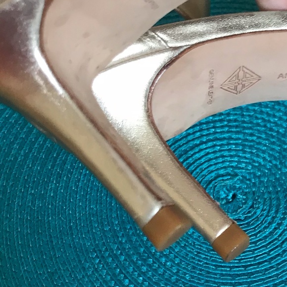 Stunning Antonio Melani Gold Ankle Strap Sandals - Picture 11 of 12